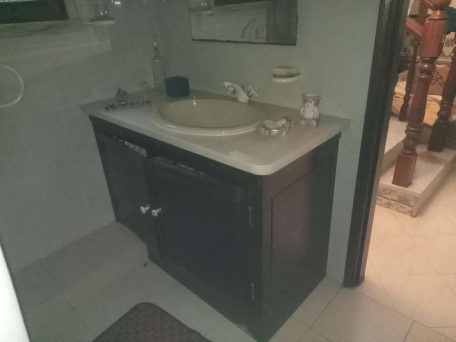 Móvel em mogno de casa de banho e pedra mármore