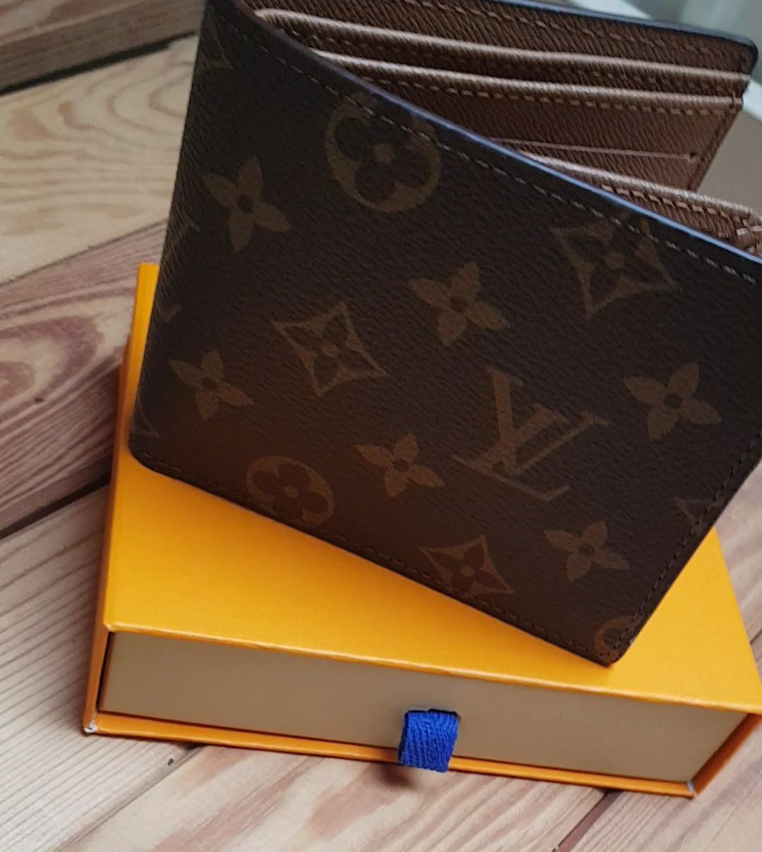 Elegancki portfel Lv