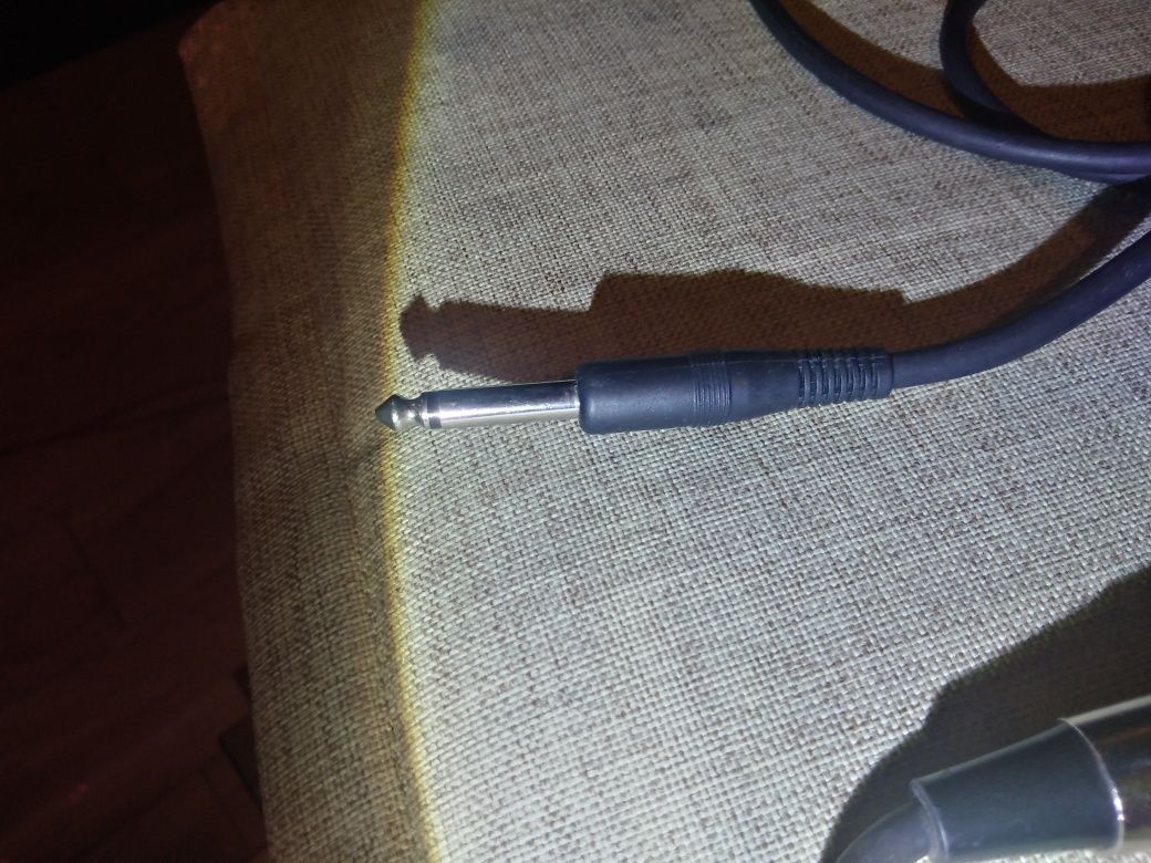Microfone dinâmico com cabo