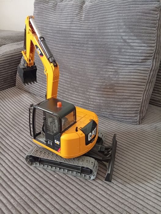 Zabawka Koparka Cat Bruder na gąsienicach