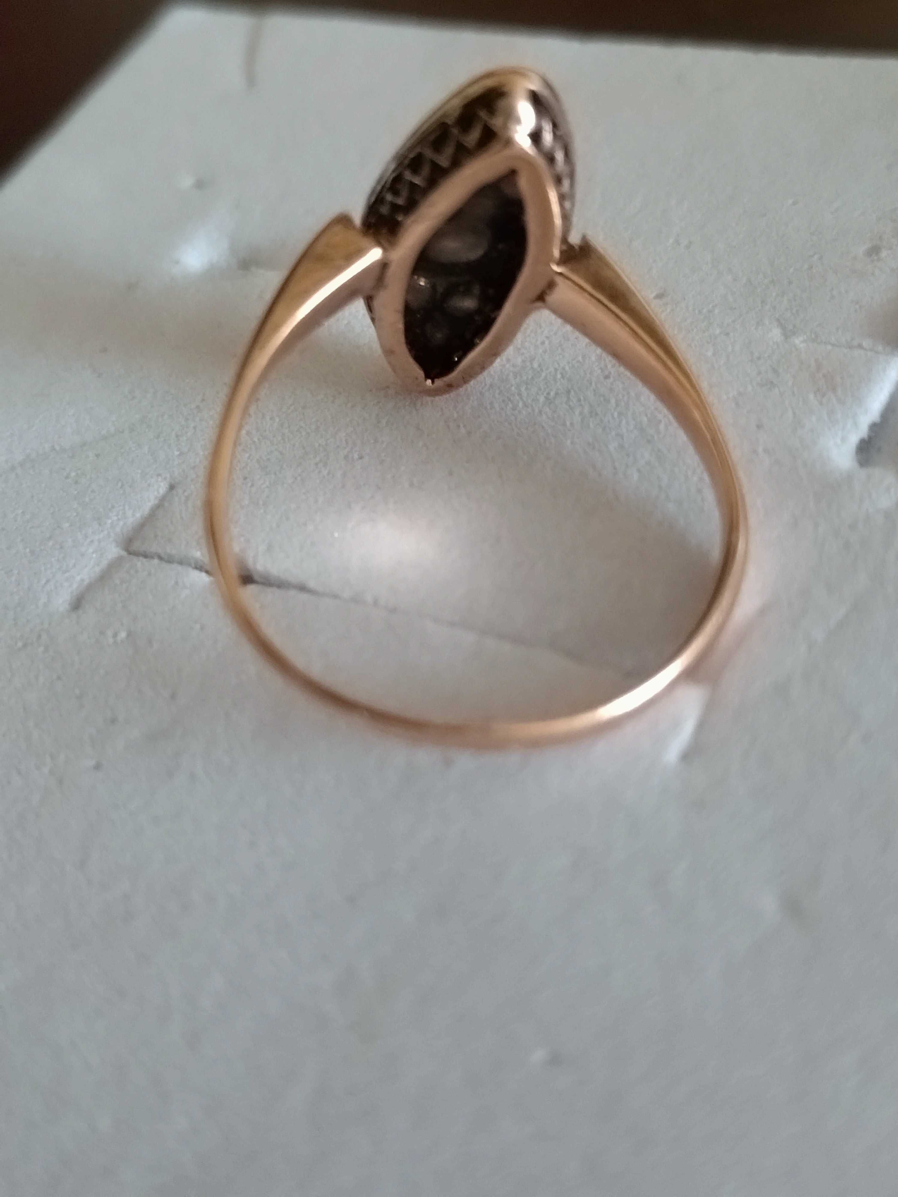 Dawny złoty pierścionek z diamentami.