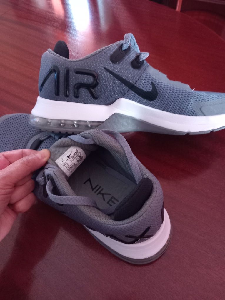 Ténis NIKE novos tamanho 45