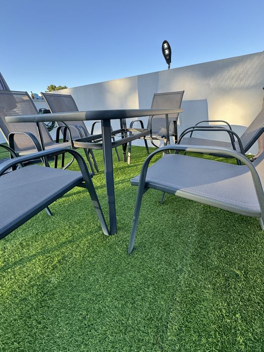 Mesa de vidro com cadeiras