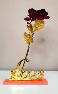Sztuczna róża z napisem Love na prezent