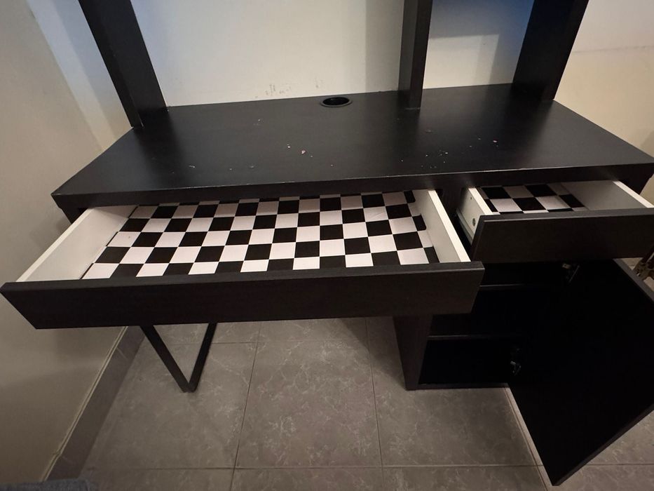 Escrivaninha / Secretária com prateleiras e arrumação, imperdível.