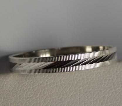 Delikatna srebrna diamentowana obrączka R.22. szerokość 3 mm.