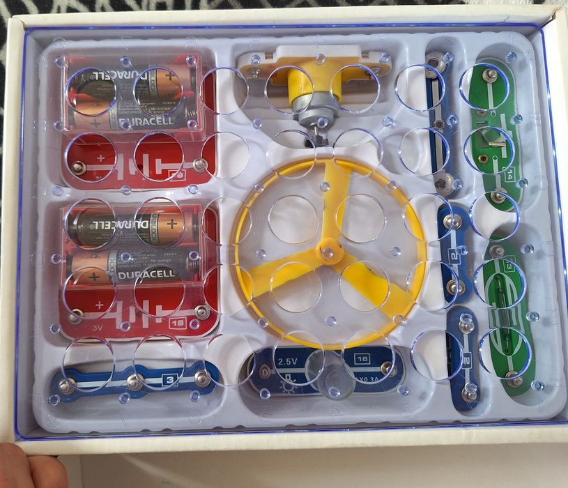 Електронний конструктор Знаток