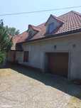 Dom wolnostojący stylizowany na dworek  225 m2 na działce 1100 m2.