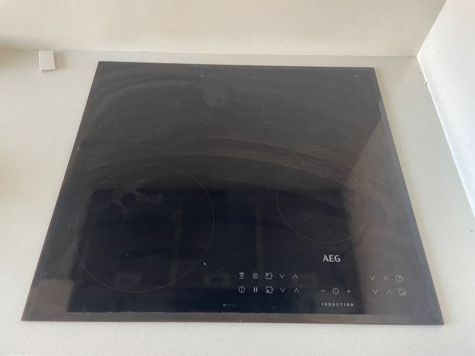 Cozinha branca com pedra