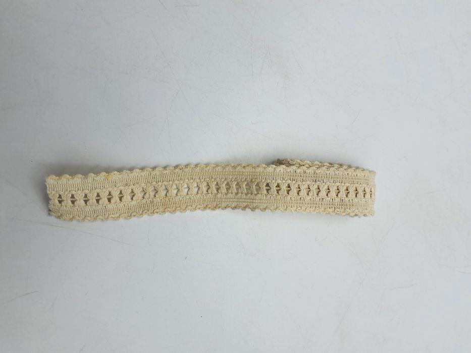 Koronka ecru kupon 1,10 m.x 2,50 cm.