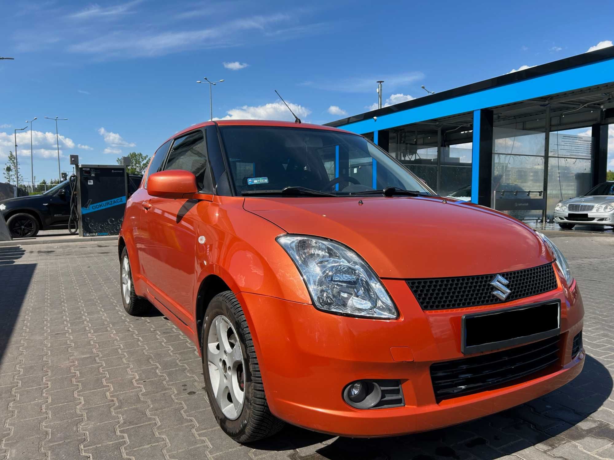 Pomarańczowy Suzuki Swift 1.3