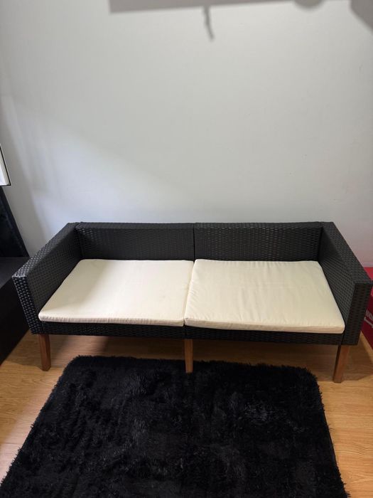Sofa de fibra com mesa de centro