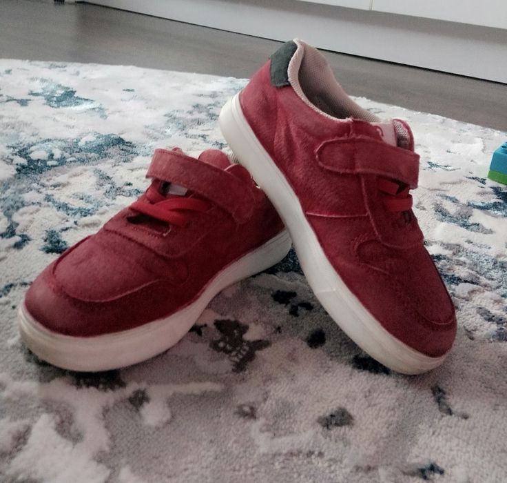 Шкіряні мокасіни,кросівки.