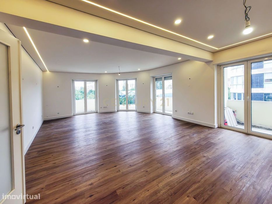 Excelente T4 para arrendar totalmente remodelado mesmo no centro de Li