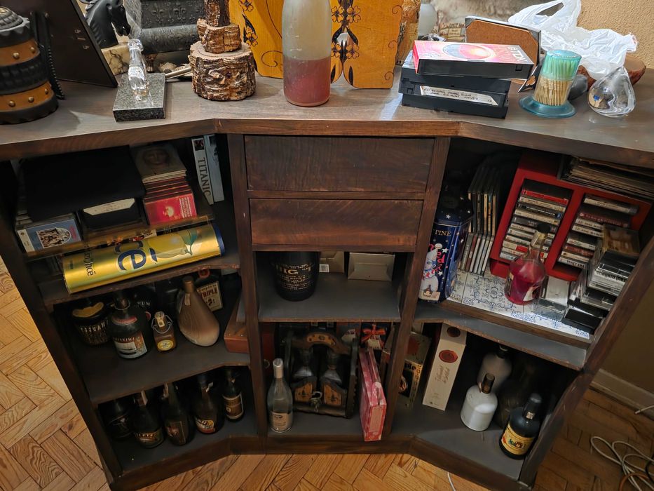 Bar em madeira maciça com 4 bancos altos