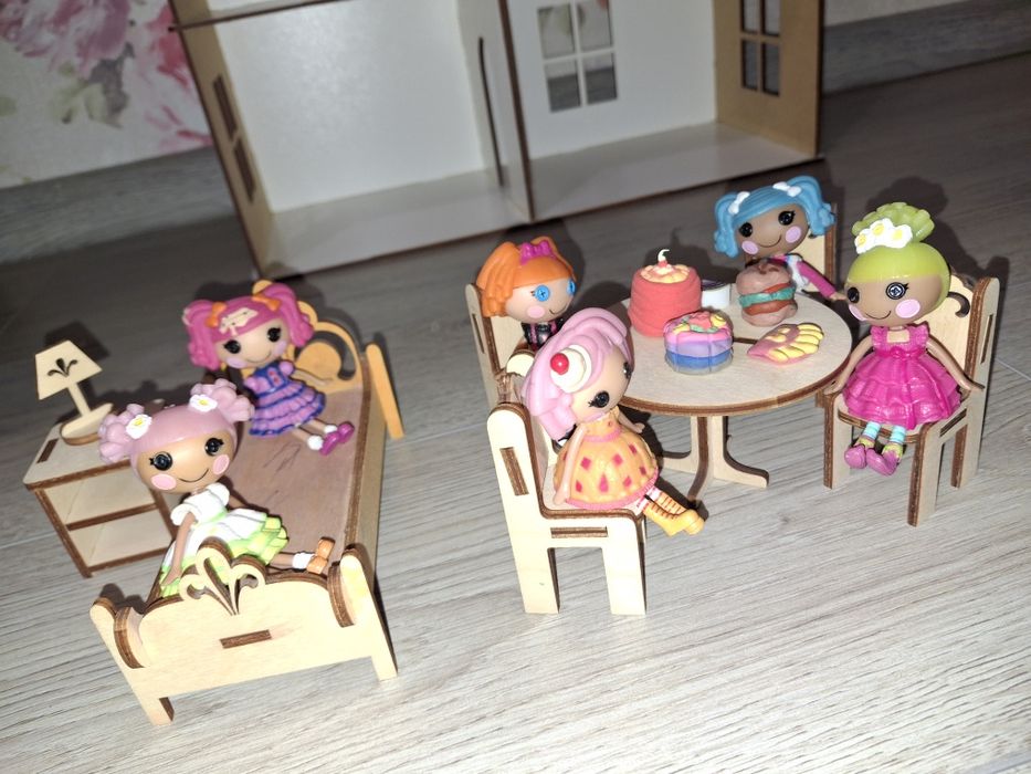 Великий двоповерховий ляльковий будиночок з меблями