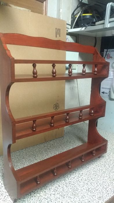 Escaparate de Material em Madeira todo Restaurado em bom estado