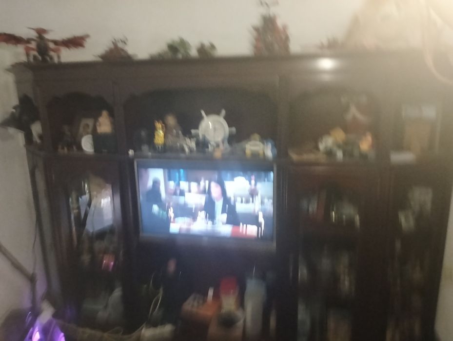 Móvel de madeira escura 200x250