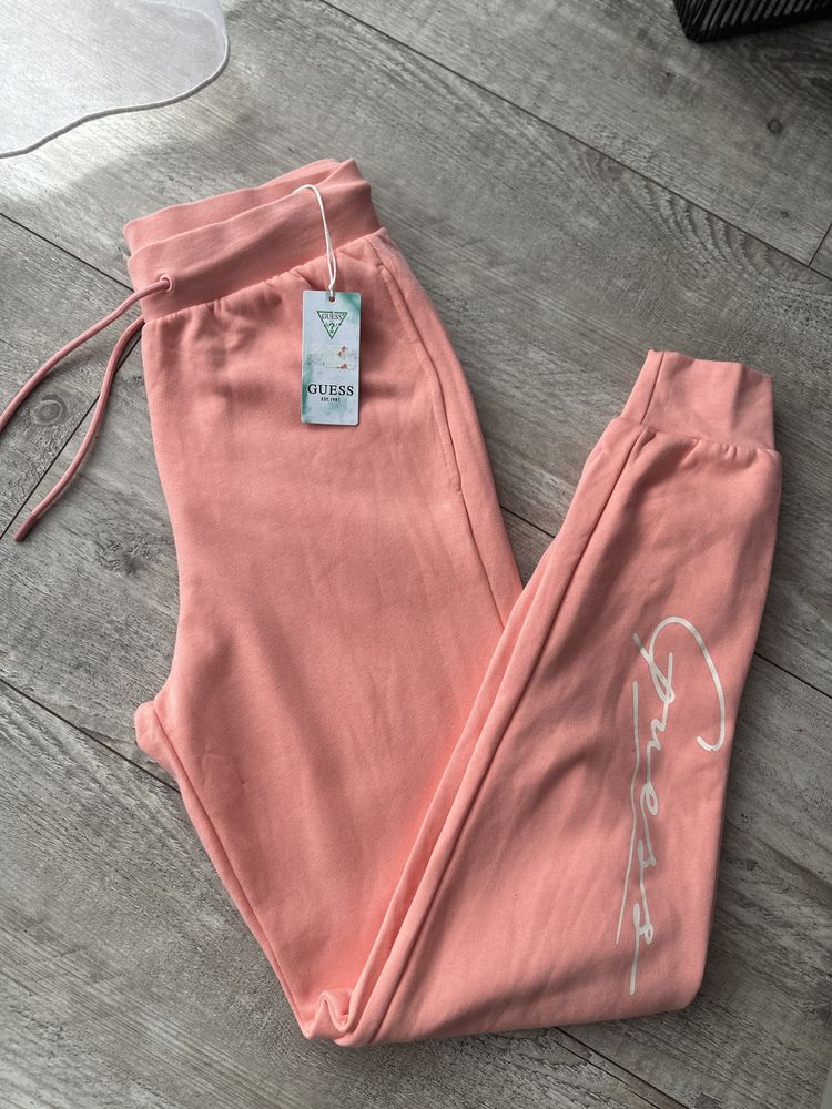 Nowe spodnie dresowe damskie Guess Dottie koralowe M