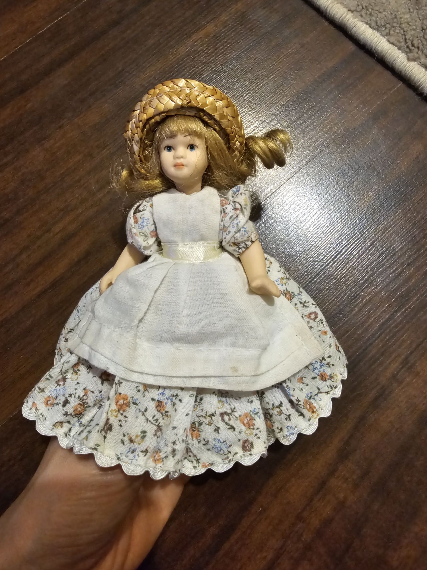 Lalka porcelanowa