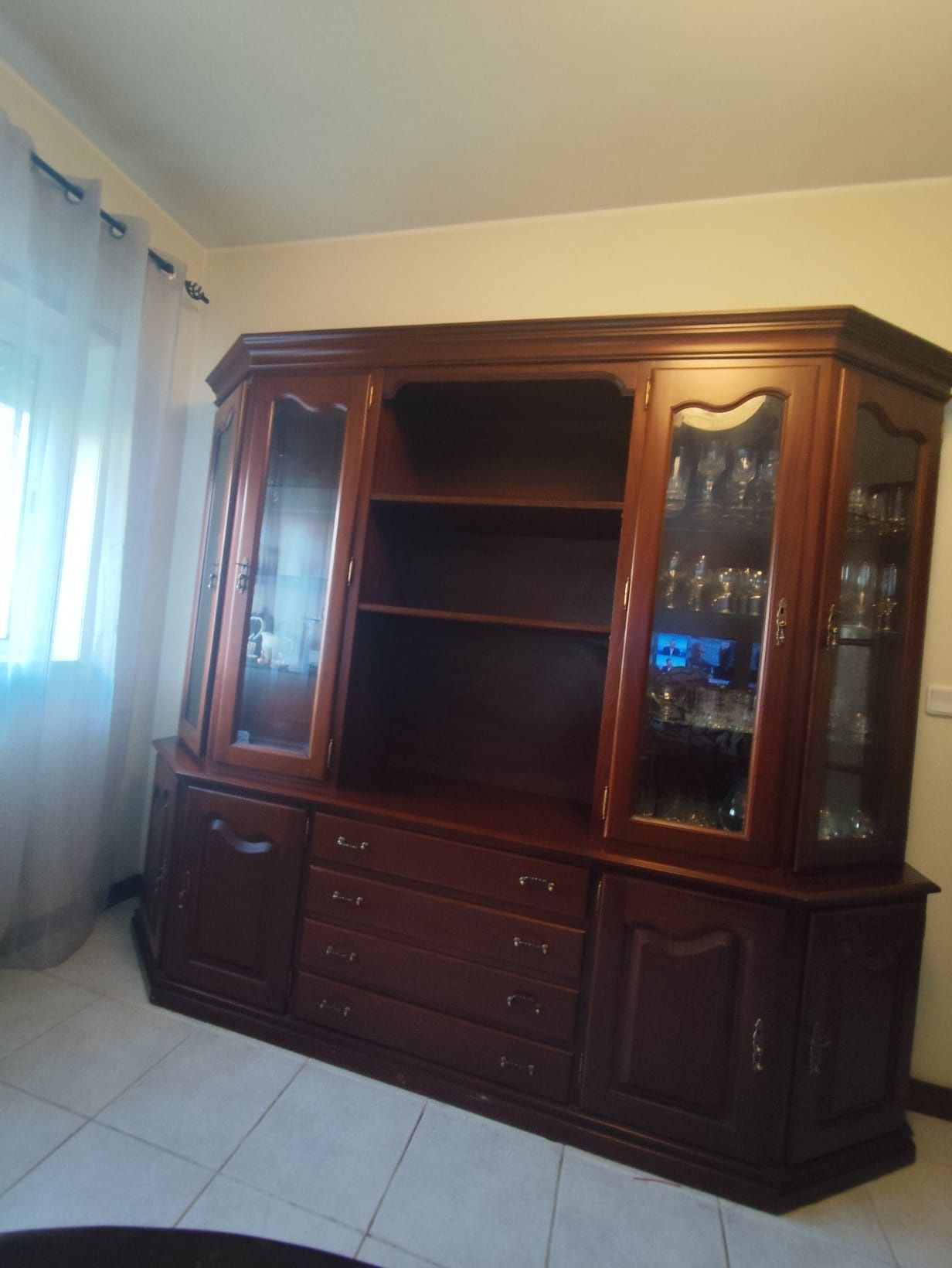 Móvel em mogno, com gavetas, portas laterais e cristaleira