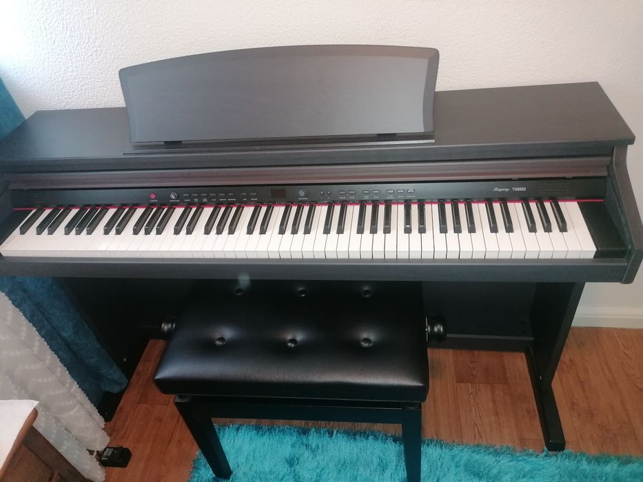 Piano com 3 pedais