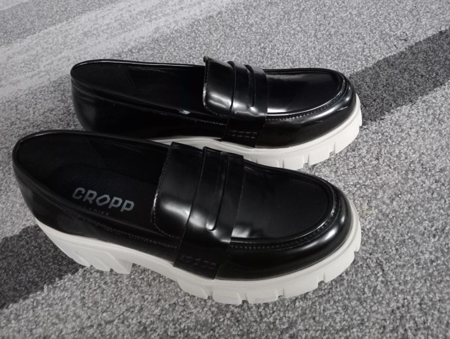 Mokasyny damskie czarne Cropp 37