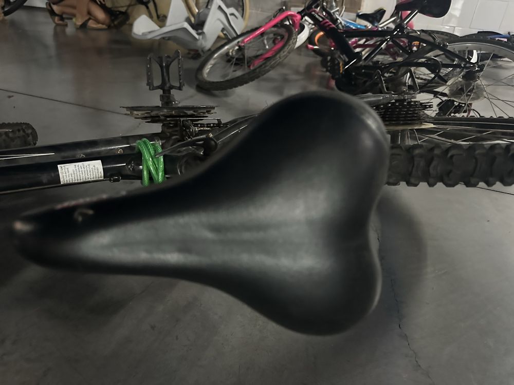 Bicicleta preta com o cadeado incluido