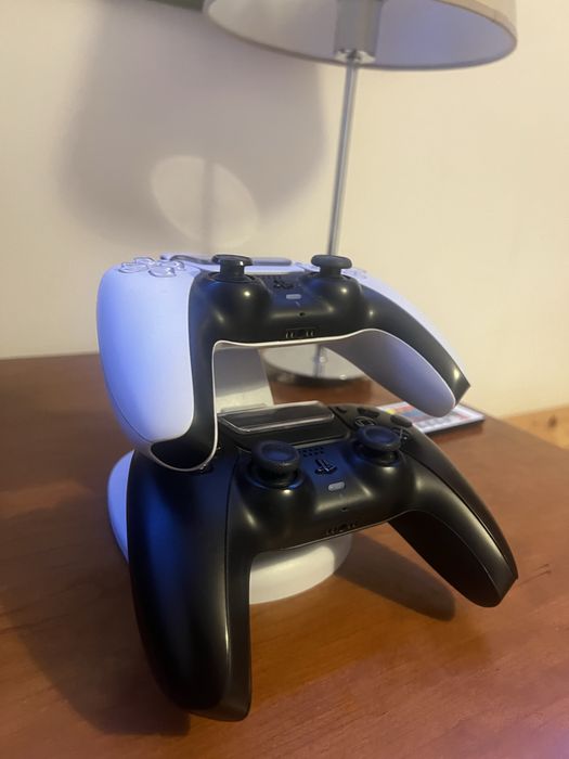 Ps5 500 Gb 2 comando + torre de carregar + headset + jogo de Batman