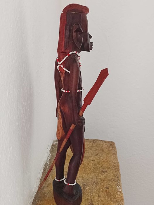 Escultura africana de guerreiro em madeira maciça