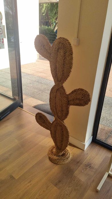 Cato decorativo em vime