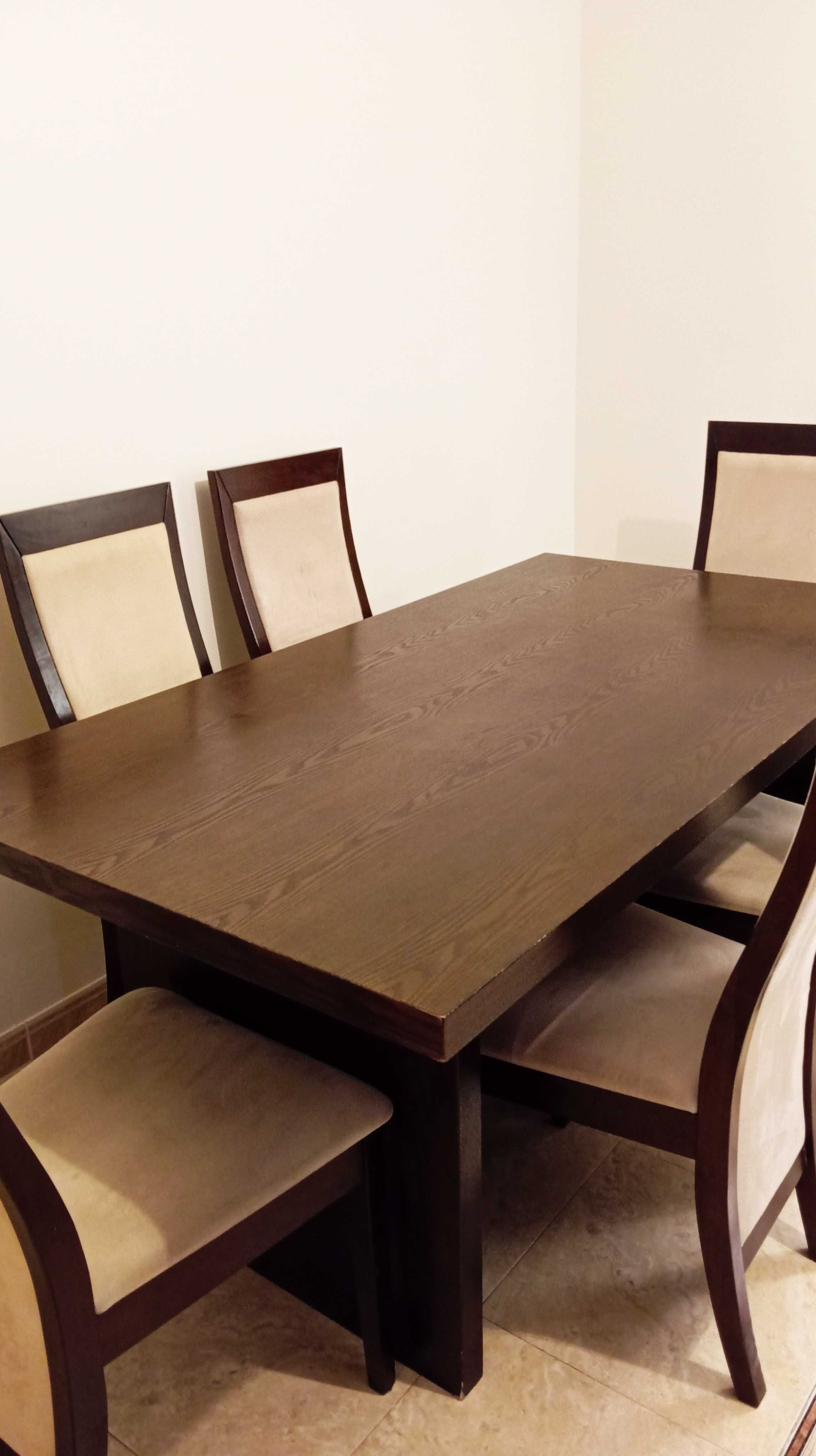 Mesa com cadeiras usadas