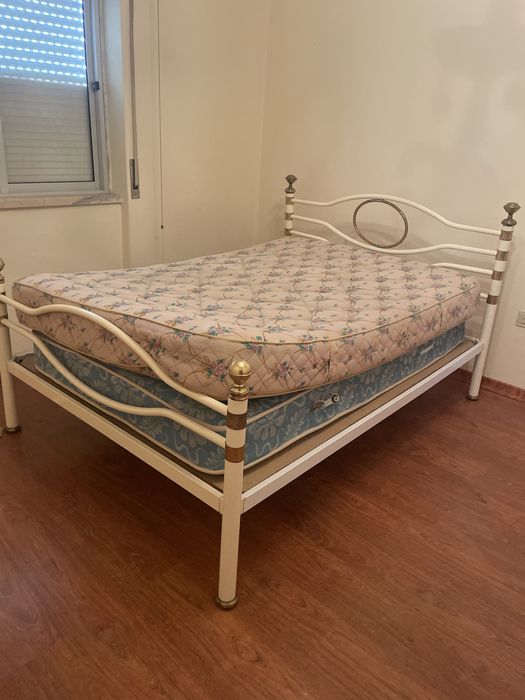 Cama ferro , de cor creme