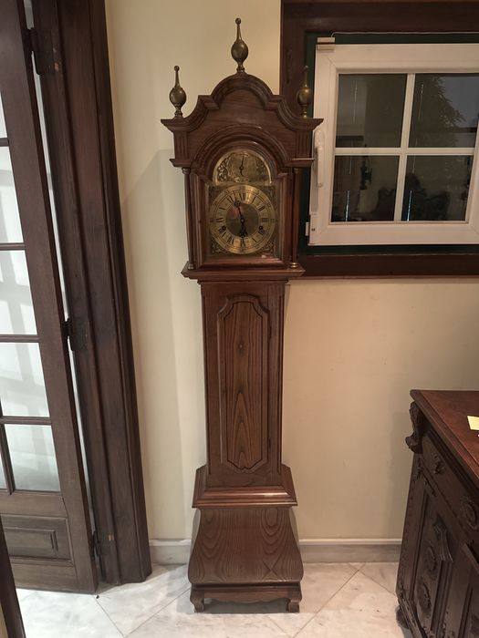 Relógio de chão de madeira