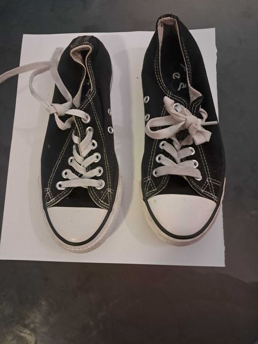 all star de cano curto pretos em bom estado
