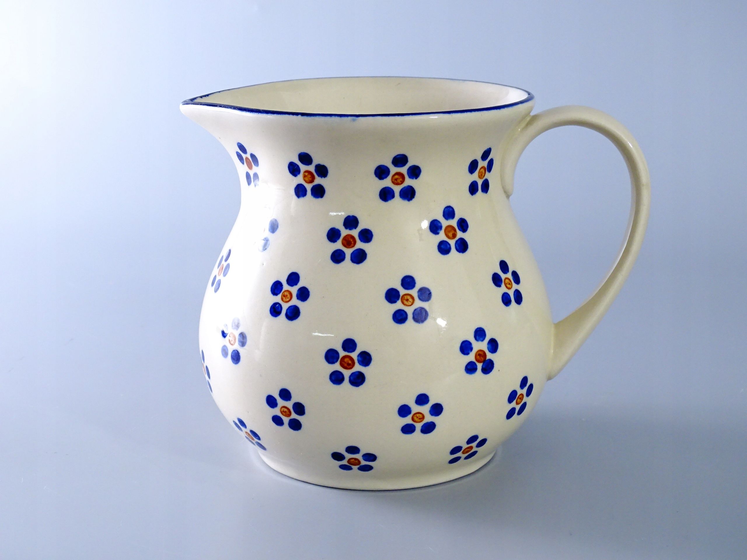 stary ręcznie zdobiony włoski dzbanek ceramiczny