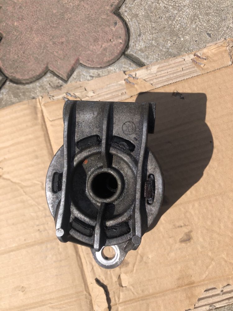 Подушка (опора) двигателя задняя 24427641 General Motors opel astra h