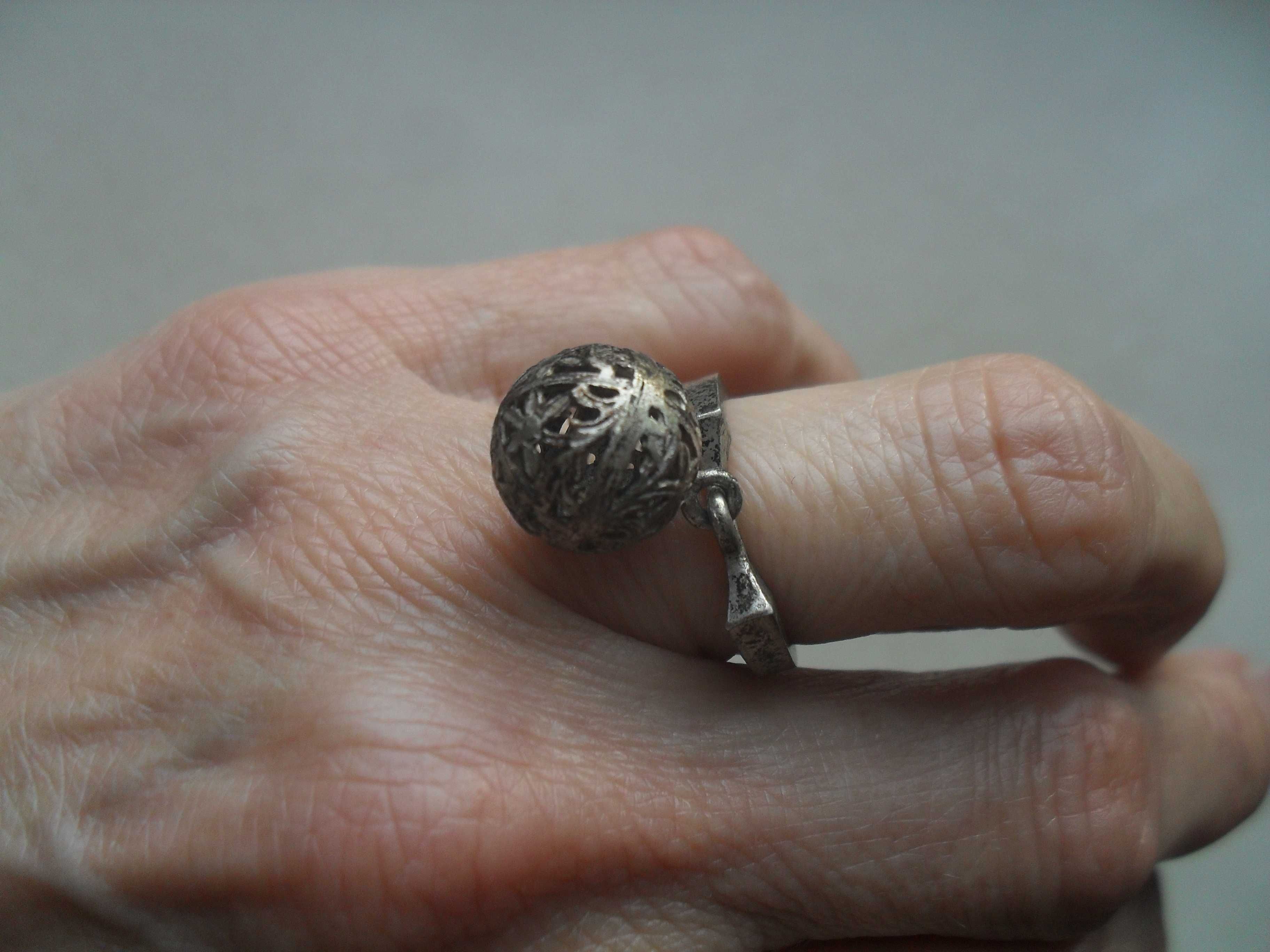 Warmet - srebrny pierścionek - wisząca kula z szarotkami - cena ost