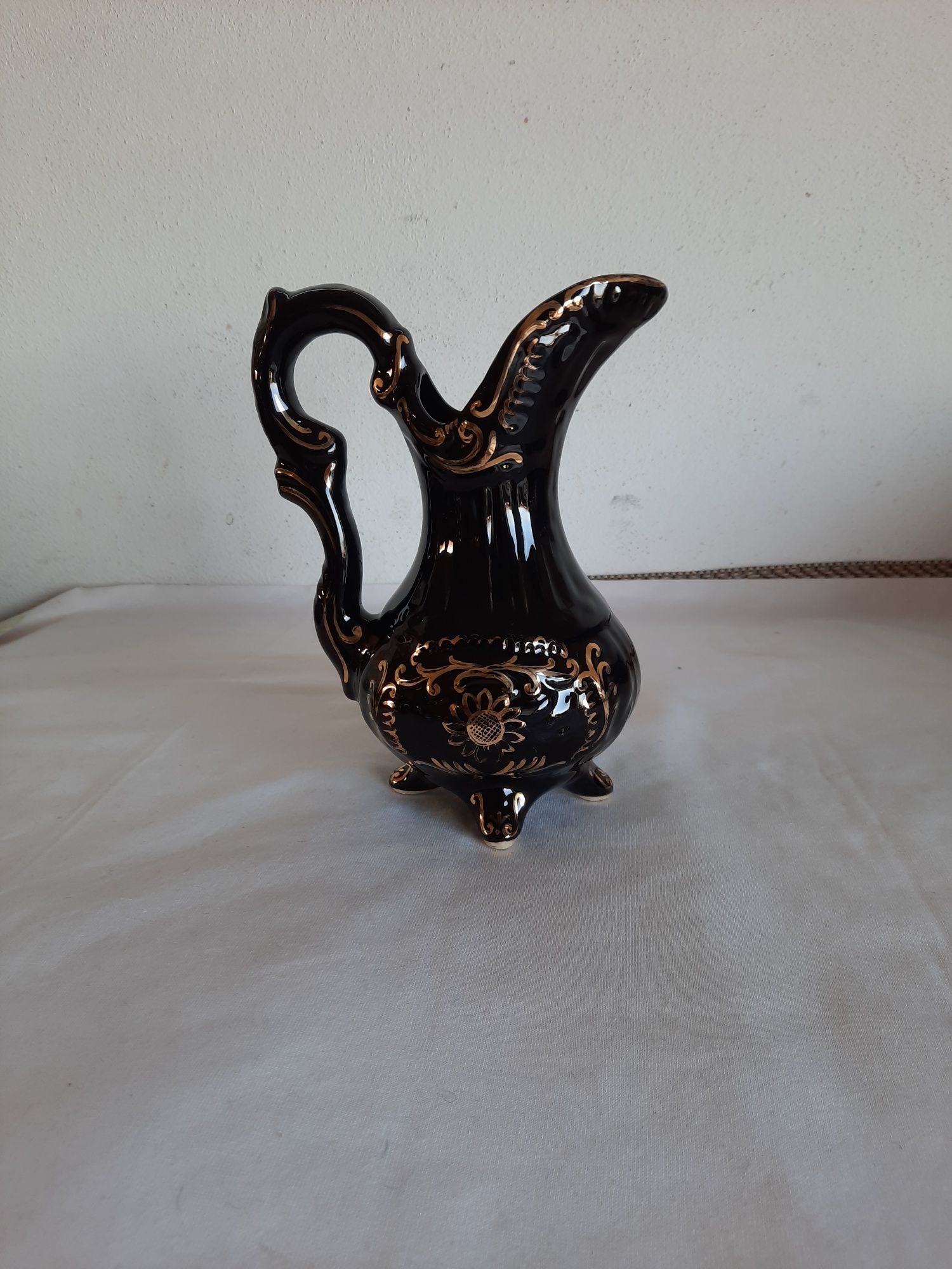 Jara na cor preto e dourado