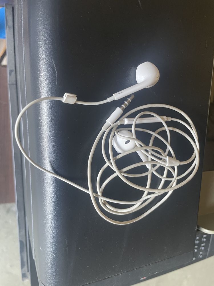 Наушники Apple EarPods with 3.5mm Headphone Plug (MNHF2/MWU53)