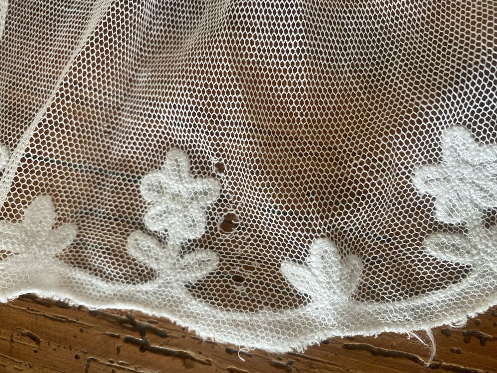 Penteador / gola renda em tule bordado antigo