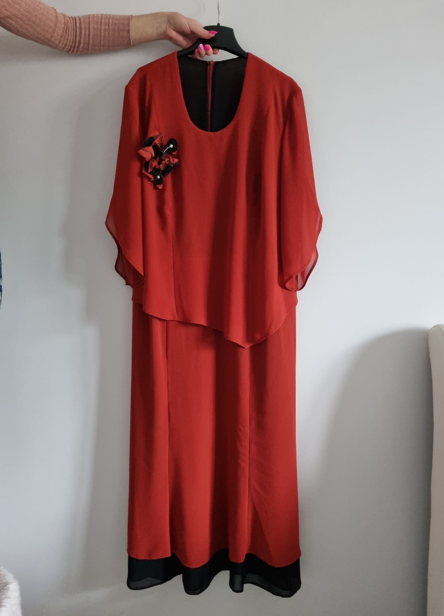 Elegancka, długa sukienka, idealna na wesele lub inne wyjątkowe okazje