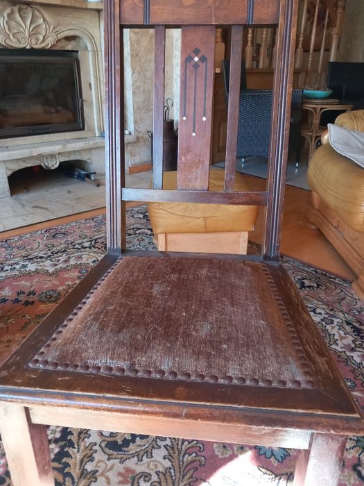 Stare krzesło drewniane