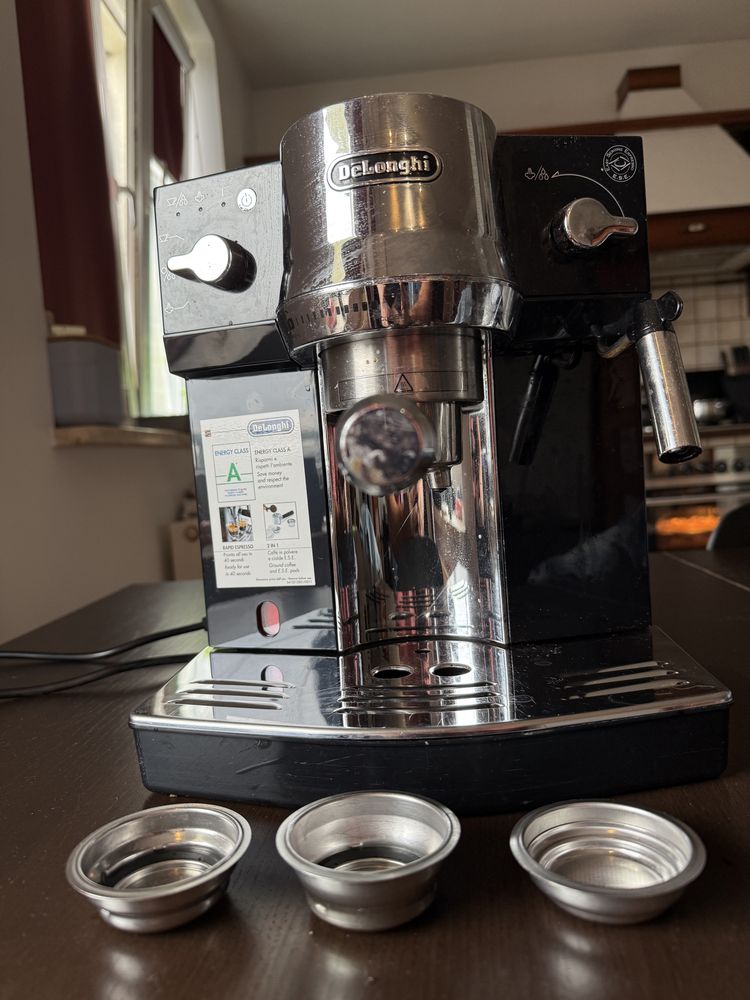 Kolbowy ekspres ciśnieniowy ze spieniaczem DeLonghi EC820.B