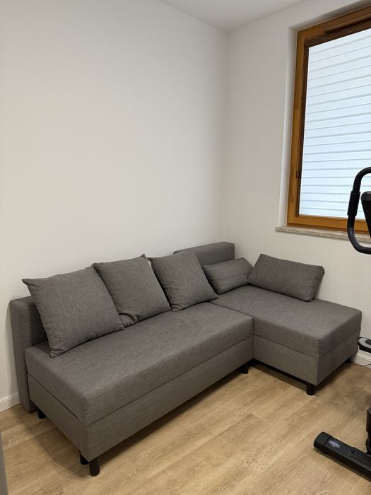 Szara sofa z funkcją spania