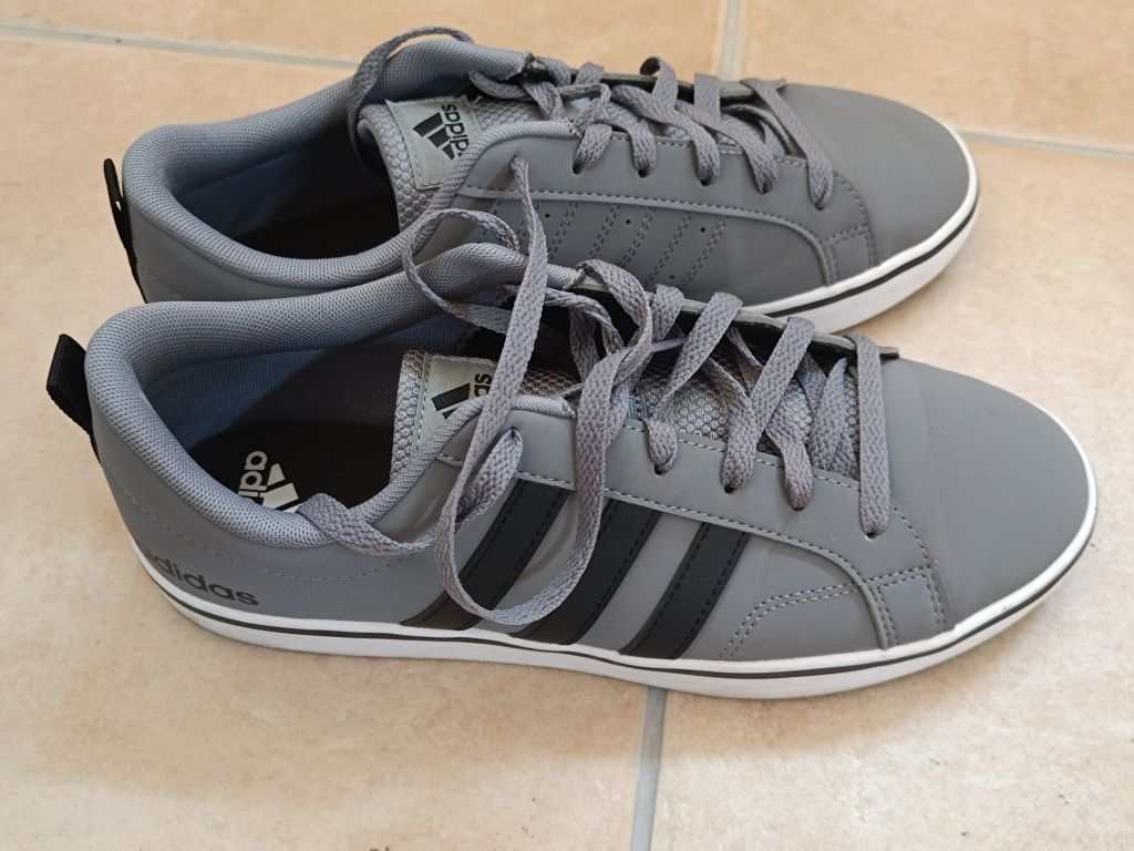Sapatos (recentemente comprados, pouco usados)