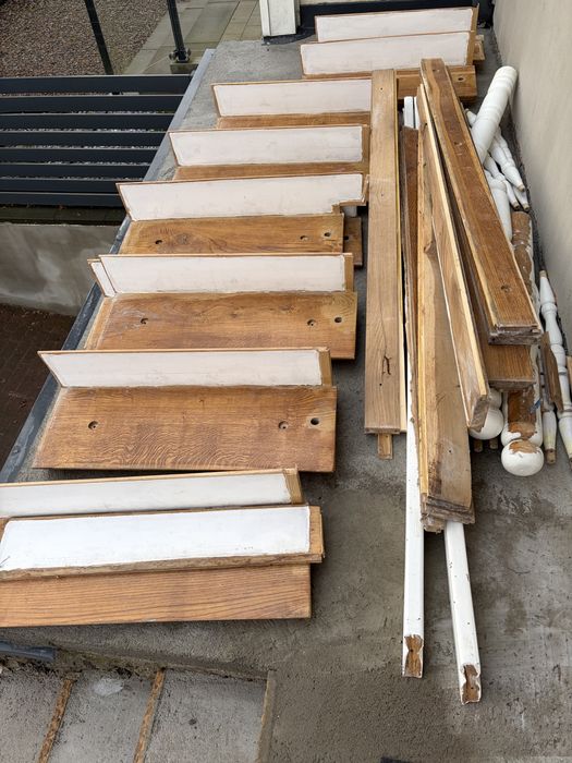 Dębowe schody z szeregowca na Dąbrowie. Dwie kondygnacje.