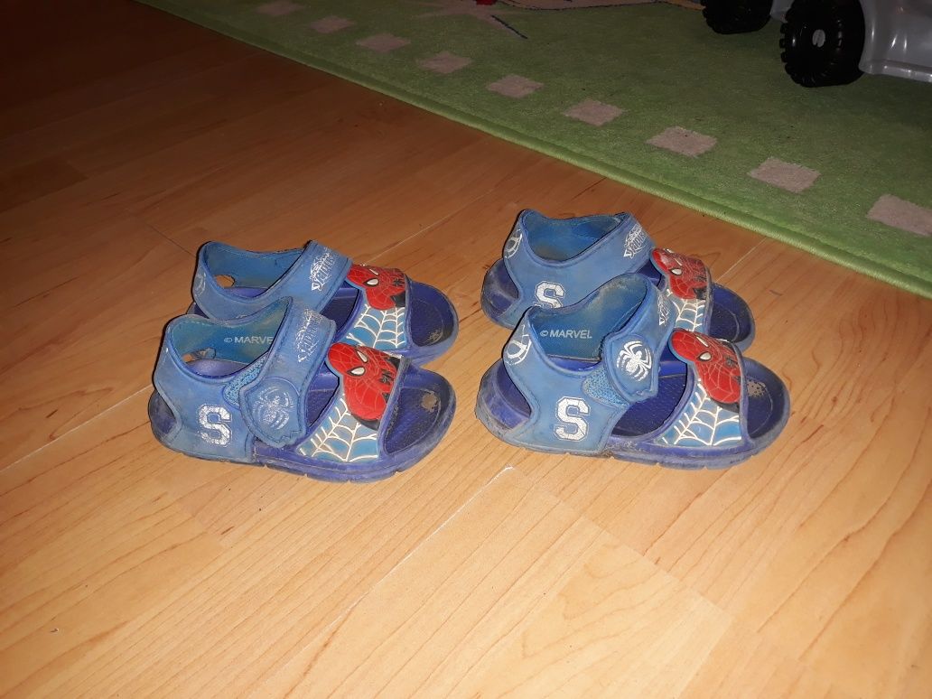 Sandały dla bliźniaków