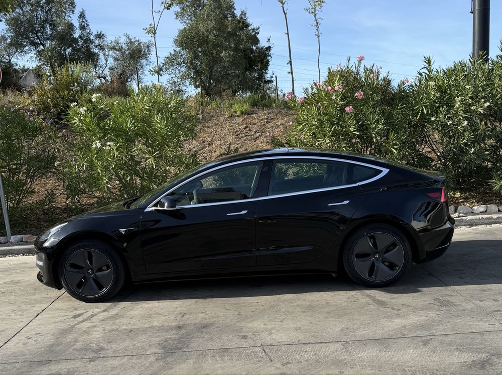 Tesla Model 3.