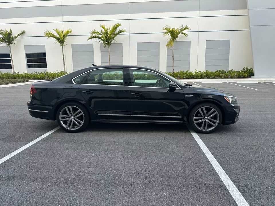 2017 Volkswagen Passat R-LINE